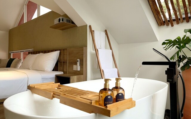 Kin Wander Tan Phong, The Moonage