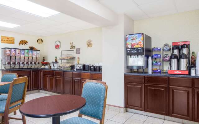 Ramada by Wyndham Angola/Fremont Area