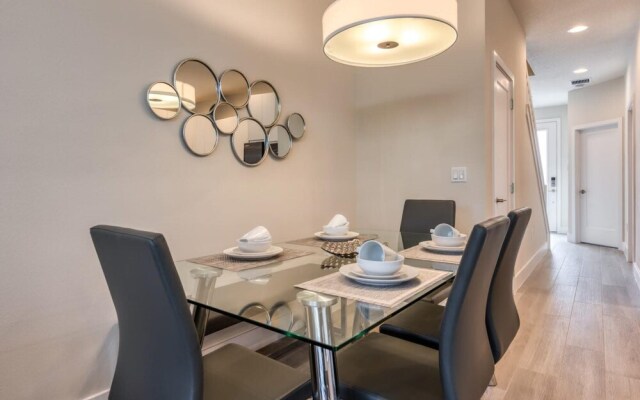 Spacious New Modern Retreat