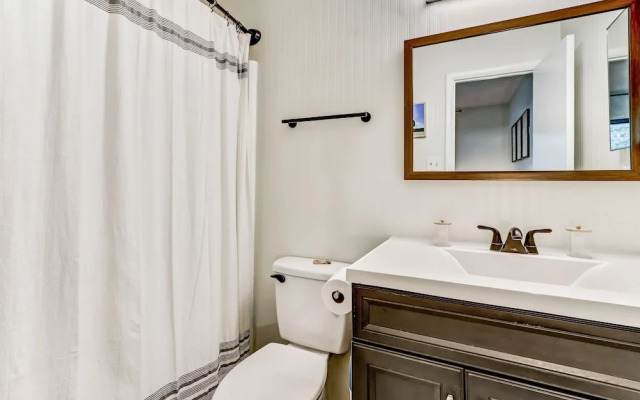 3e Amelia Landings 2 Bedroom Condo by RedAwning