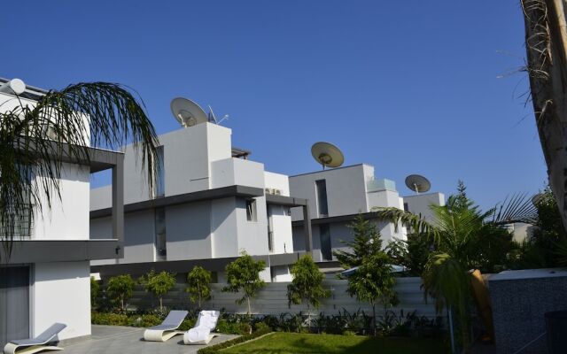 "fleur De Mer Villa in Hi-tech Style"