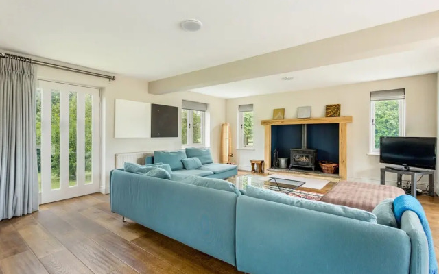 Spacious & Stylish Cotswold Family home