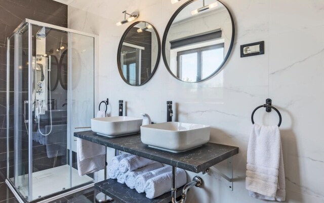 Awesome Home in Umag With 4 Bedrooms, Jacuzzi and Wifi