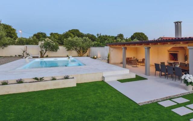 Ana, House with pool