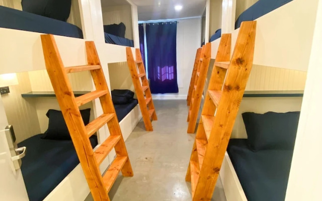ITH Santa Barbara Beach Hostel