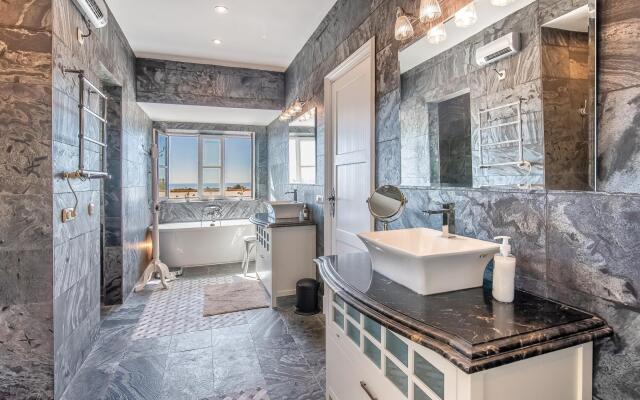 18024 - Superb Villa Near Beach With Heated Pool
