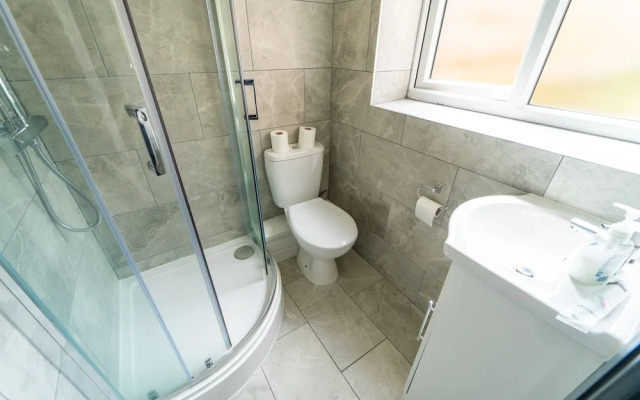 76 Bournbrook Road Equipped Studios Near QE
