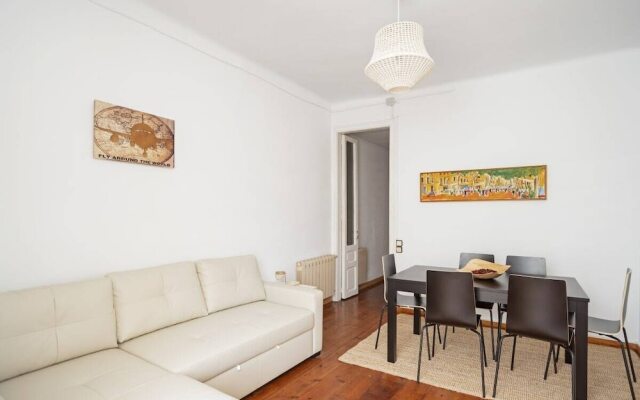 Spacious 4 Bed Apt Close to Sagrada Familia Temple