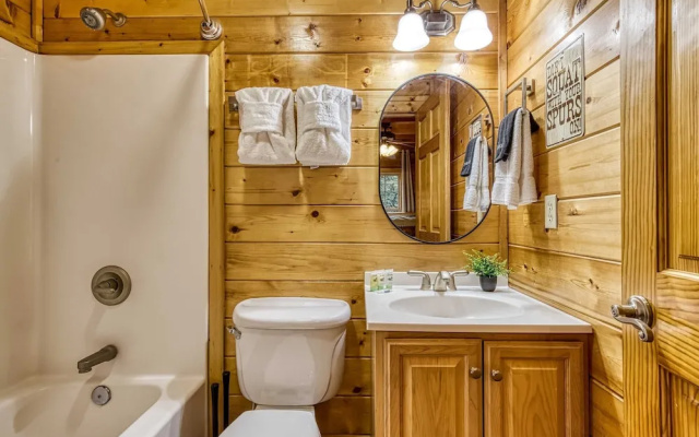 Gatlinburg Getaway - Private Theater Hot Tub