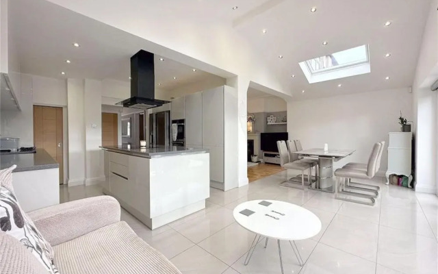 Impeccable 4-bed House in Liverpool