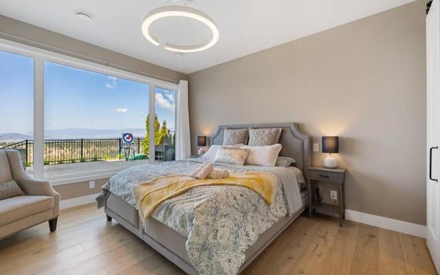 Newly Modern House w/ urban landscape of Kelowna!！