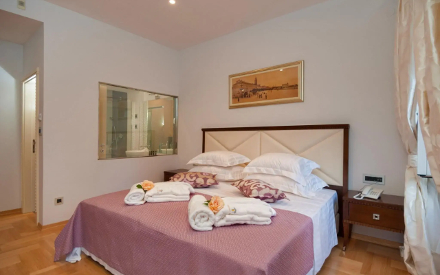 Antique Split Luxury Rooms