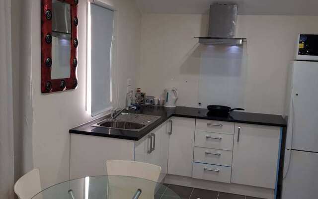 Beautiful and Bright Studio Apartment, Botany Downs