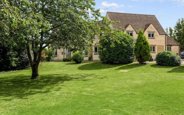 Spacious & Stylish Cotswold Family home
