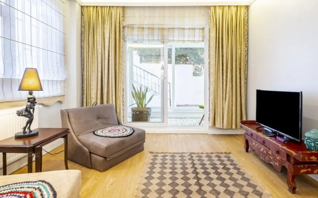 Central Flat With Backyard in Besiktas