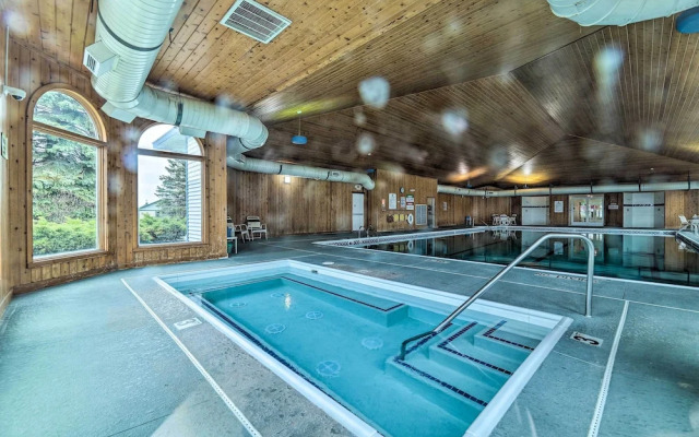 Bright Manistee Condo w/ Beach + Pool Access!