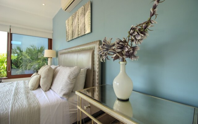 Luxury Home near Ocean by Olahola