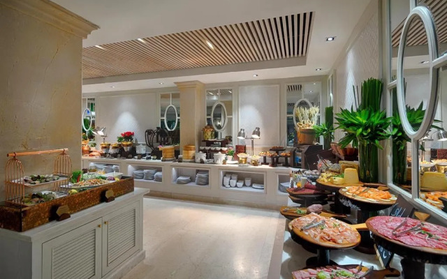 Au Lac Charner Hotel