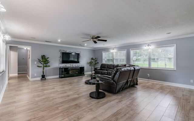 A Large Tropical 7 Bedroom Estate by RedAwning