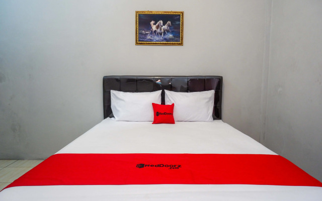 RedDoorz near Patung Kuda Solo Baru