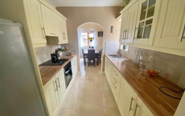 Kilronan 4 Bed House on castle grounds