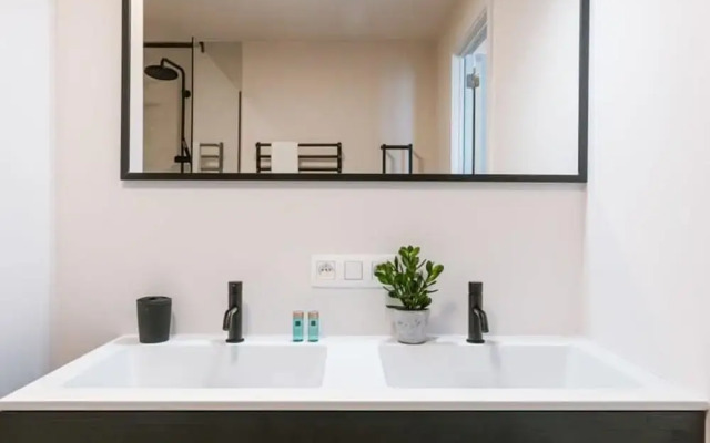 Modern Apartment for up to Five People