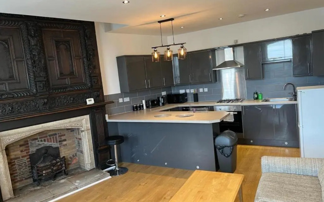 Entire Two Bedrooms Flat with Nice View H2