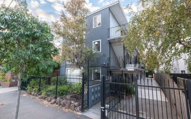 Sunny 1 Bedroom Apartment in St Kilda Near the Beach