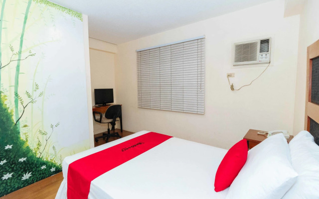 RedDoorz @ Amorsolo Makati