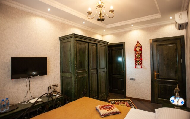 D&J Old City Hotel