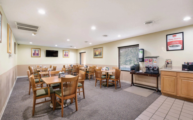 Econo Lodge Inn & Suites East
