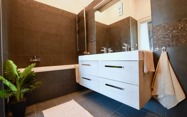 Luxury Apartment by Hi5 - Király street Suite