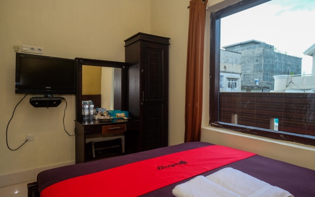 RedDoorz @ Hotel Rich Parepare near Pantai Mattirotasi – Guest Rooms – Parepare