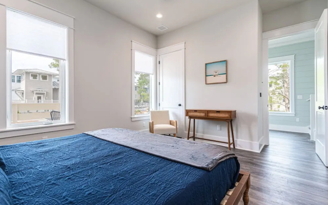 Lakeside Elegance Near Beach Access