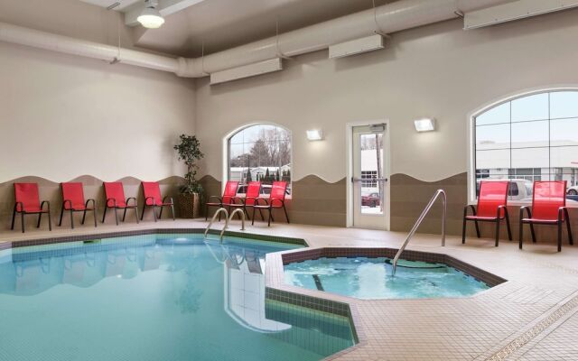 Days Inn & Suites by Wyndham Brandon