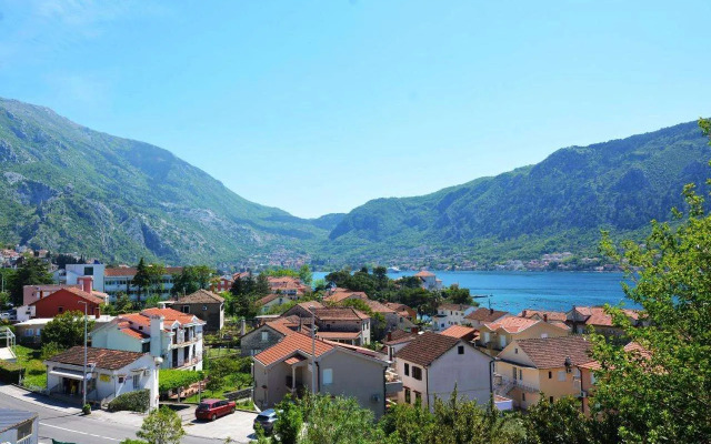 Three-Bedroom Holiday Home in Dobrota