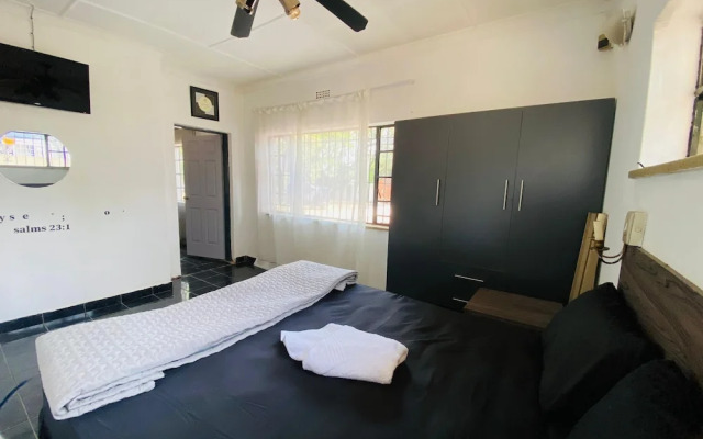 Cozy  Cabin Guest Lodge