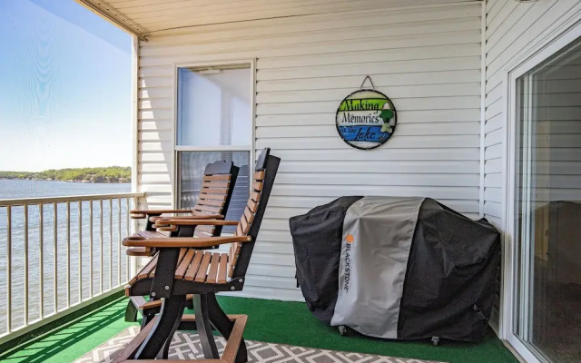 Island Life! Amazing Balcony-views-pool and Patio