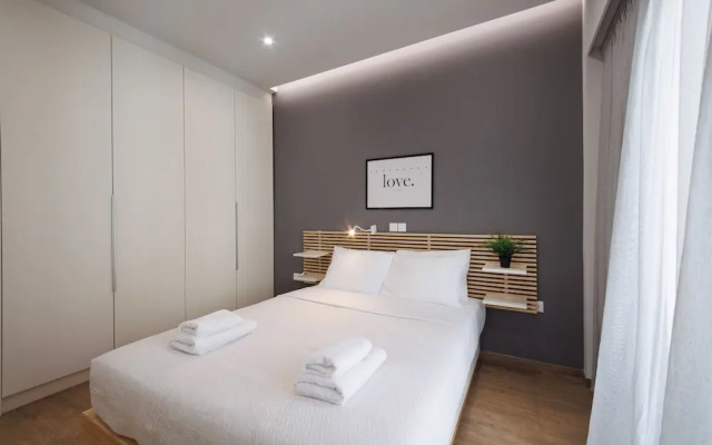 Chic & Renovated Flat Steps from Metro