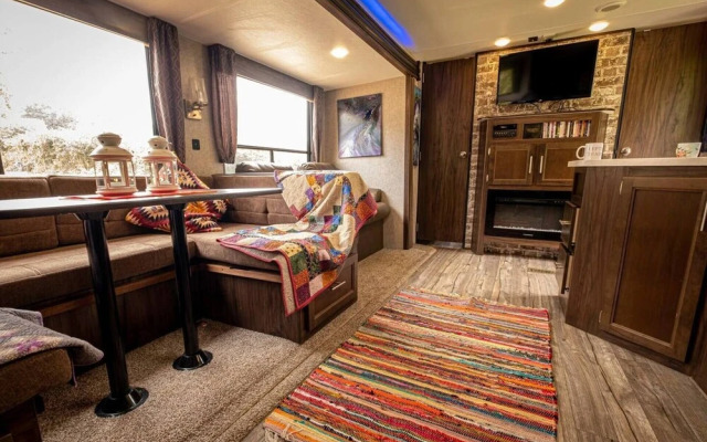 American Luxury Caravan - Secure Parking Llandeilo