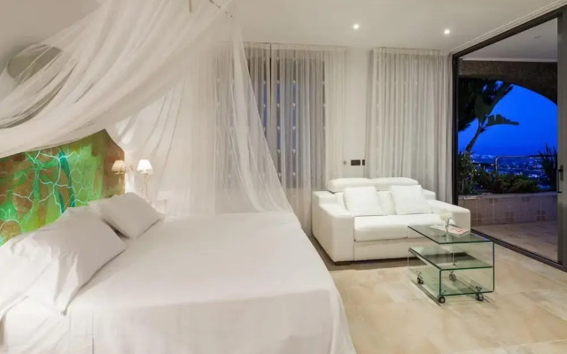 Villa With Direct sea Access