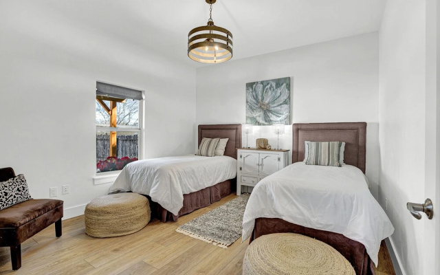New! Luxurious Home W/wine Cellar & Firepit!