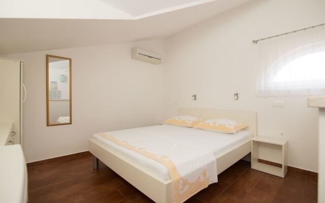Apartments and Room Maestral