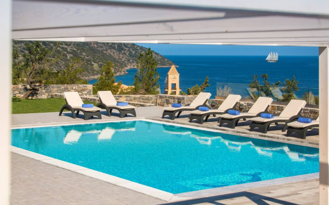 Villa Bellelen With a Heated Pool