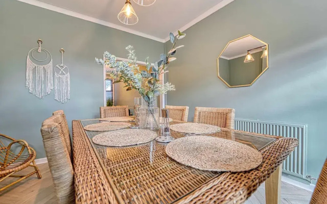 Host Stay Barton Road House