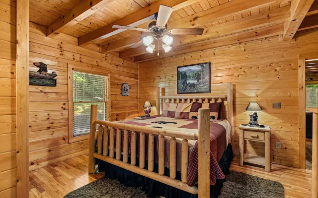 Luxurious Nine Bears Home Minutes Away to Gatlinburg by Redawning