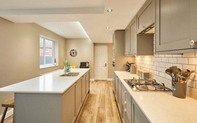 Host Stay Crescent House