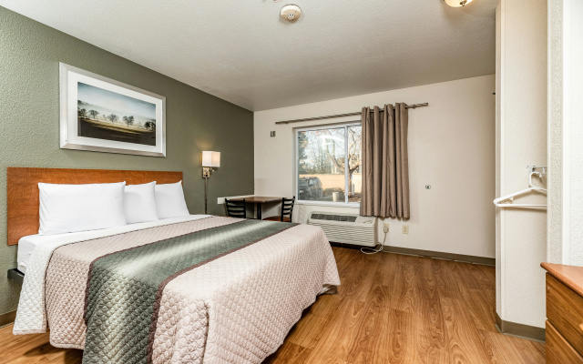 HomeTowne Studios by Red Roof Fresno - West