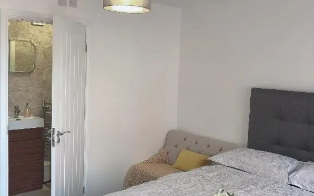 Flat 1 Modern studio flat with free parking, Netflix and private entrance