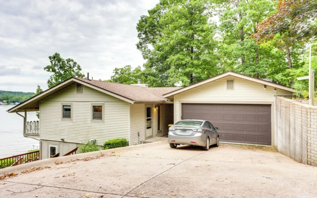 Deck & Boat Dock: Lakefront Getaway in Camdenton